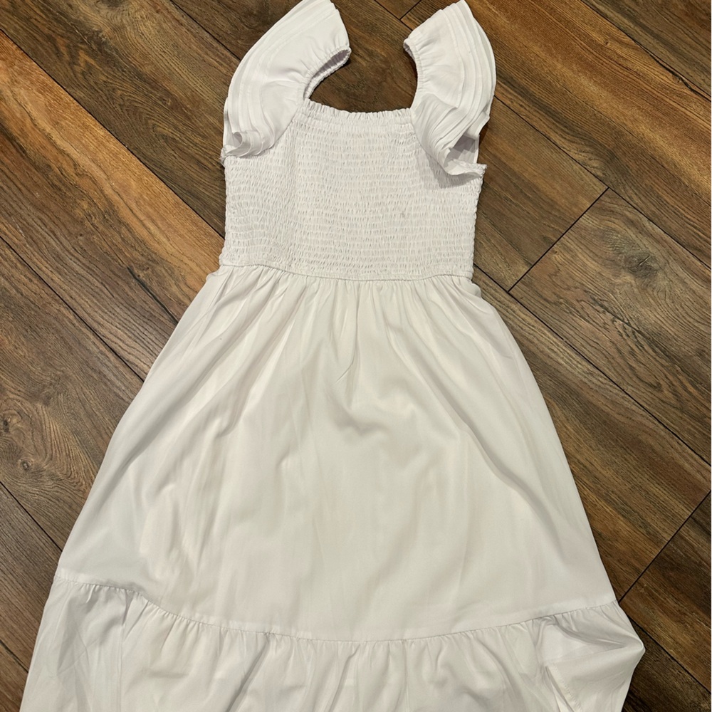 Elegant White Dress with Ruffled Sleeves